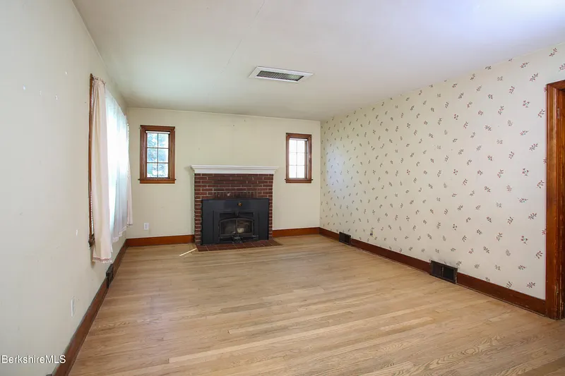 421 Elm St Photo 11