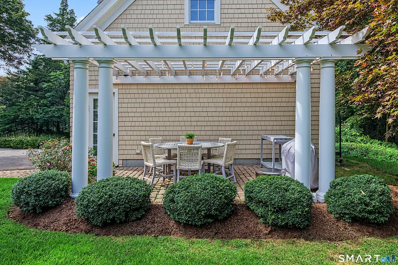 373 Boston Post Road Photo 40