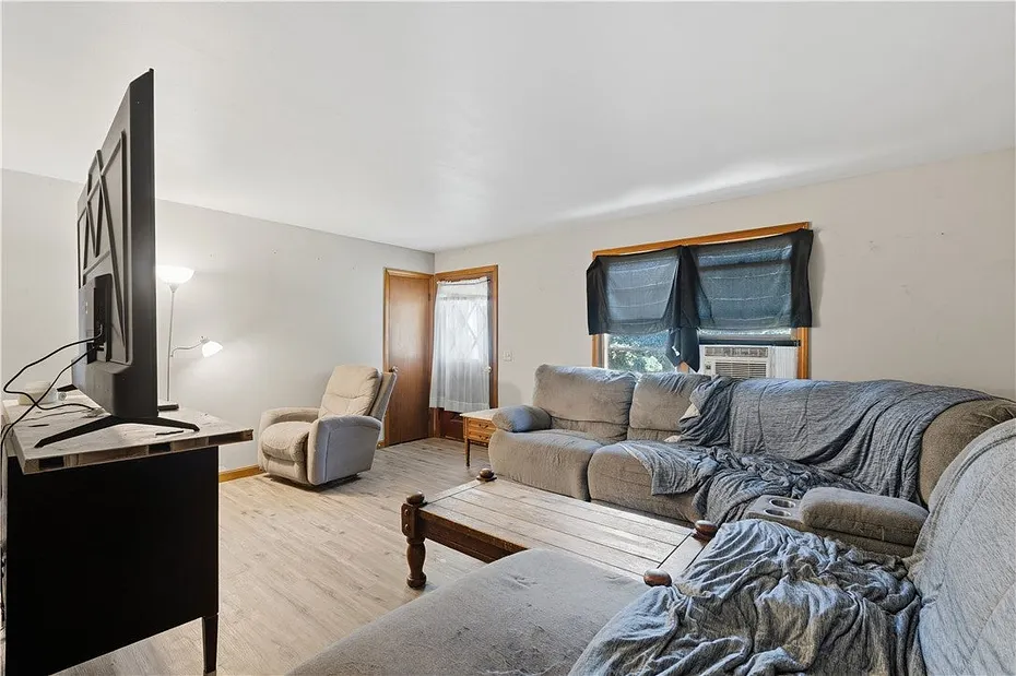 42 Charles Avenue Photo 3