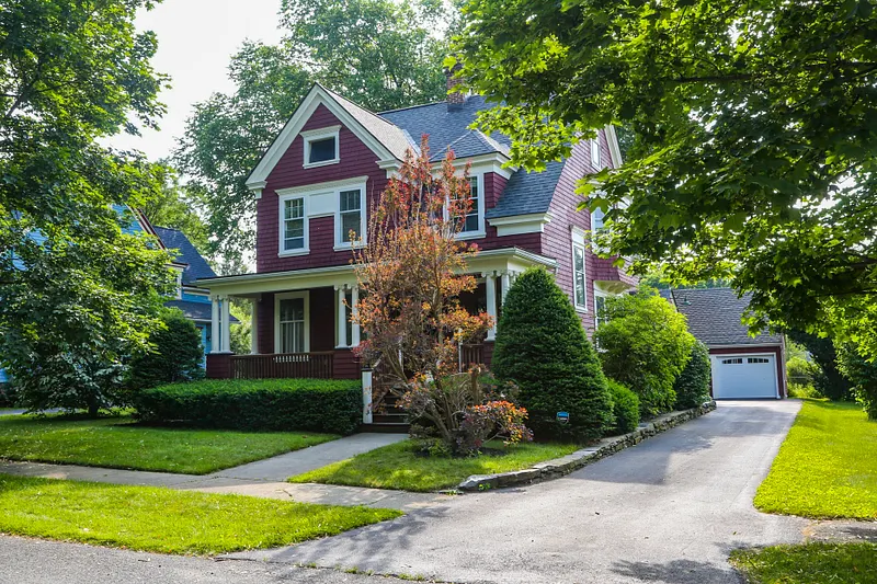 55 Marion Ave Photo 2