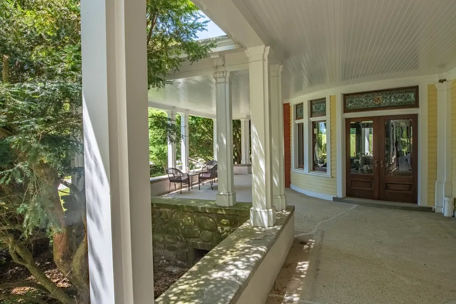 45 Hitchcock Lane Photo 6