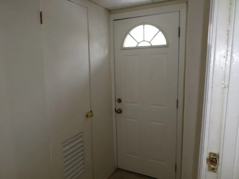 57 Bloomingdale St Photo 14