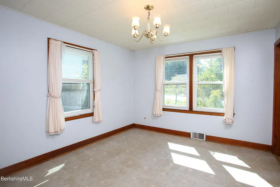 421 Elm St Photo 10