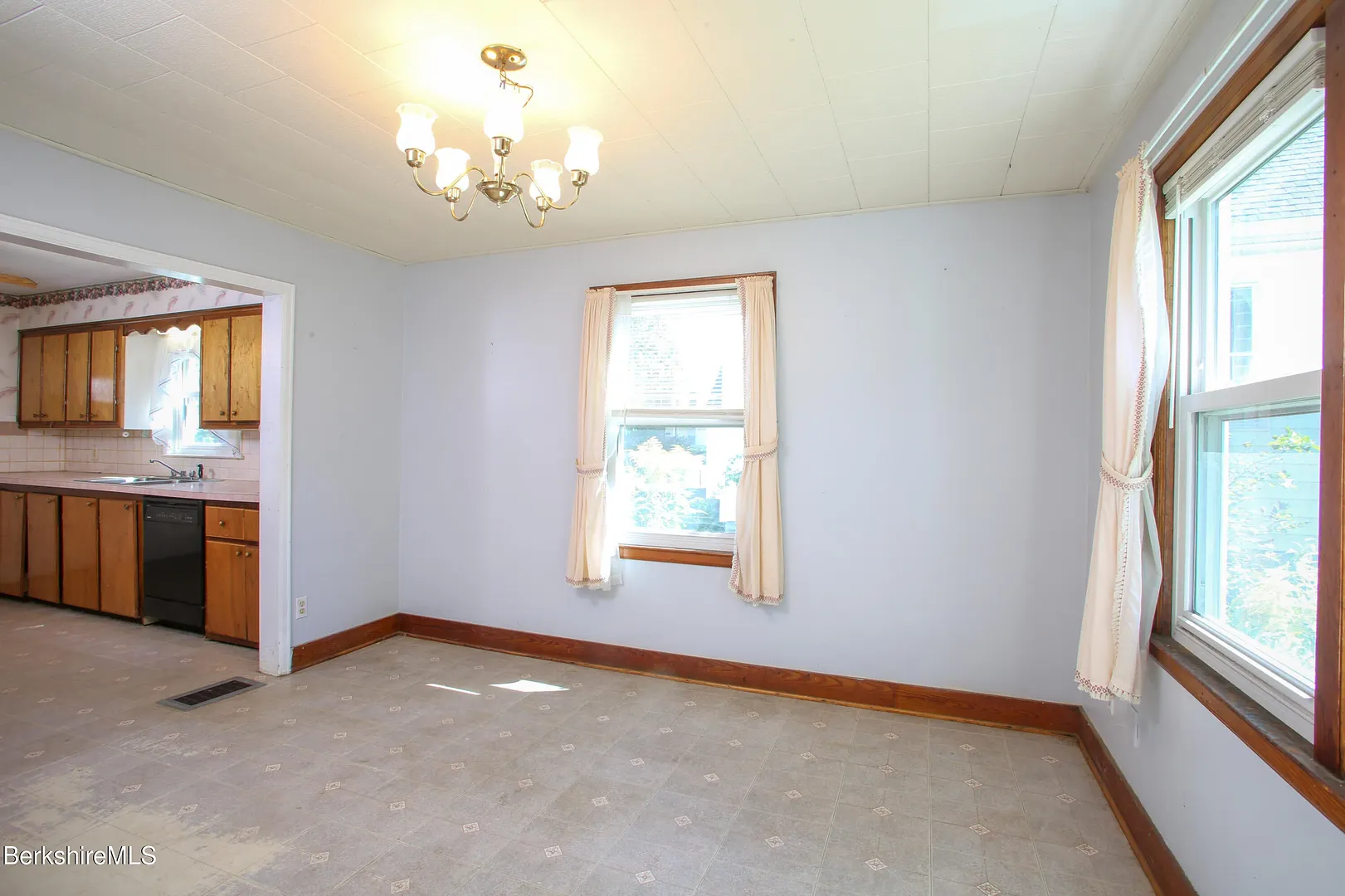 421 Elm St Photo 9