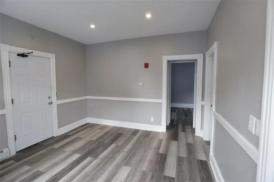 686 Broadway  #2R Photo 4