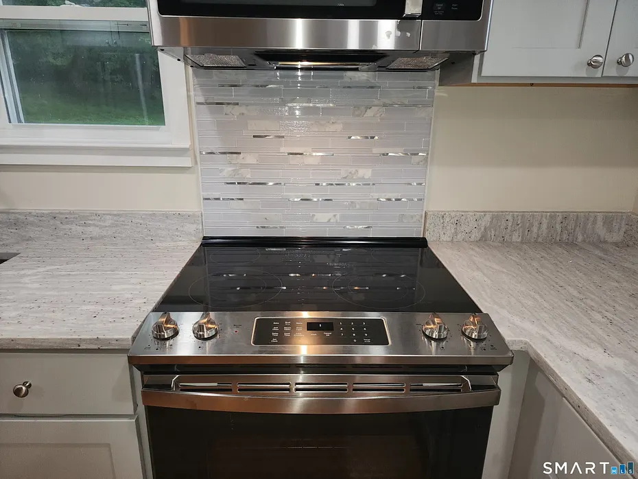 20 Hicksville Road Photo 6