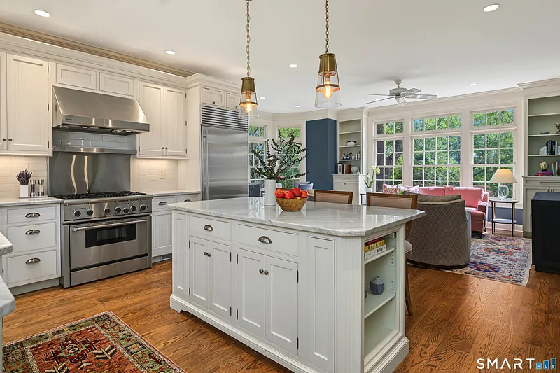 373 Boston Post Road Photo 15