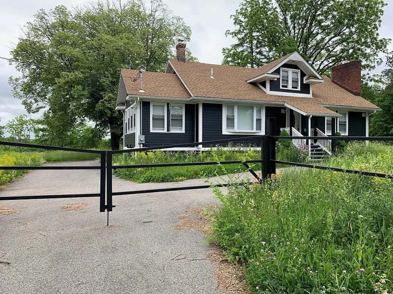 1091 Albany Post Road Photo 2