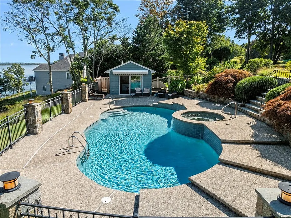 140 Aldrich Avenue Photo 6