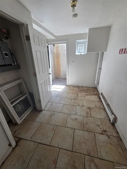 2471 B Crotona Avenue Photo 4