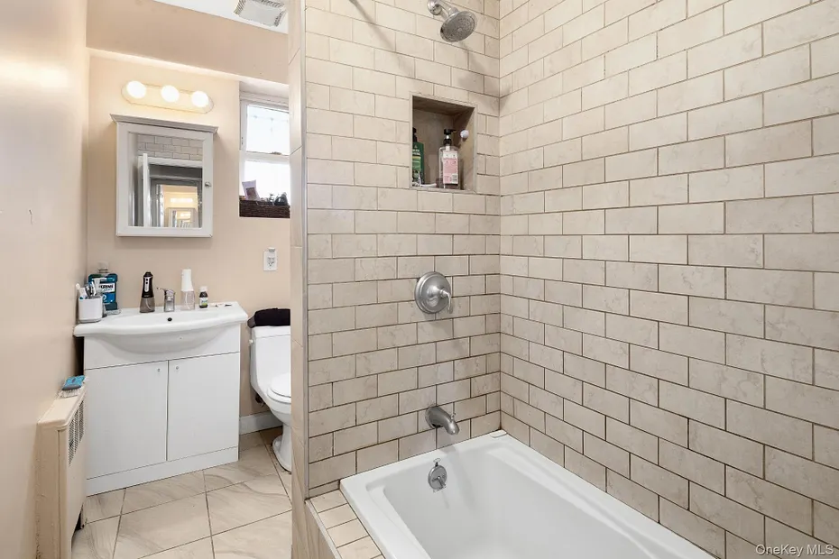 2562 Seymour Avenue Photo 10