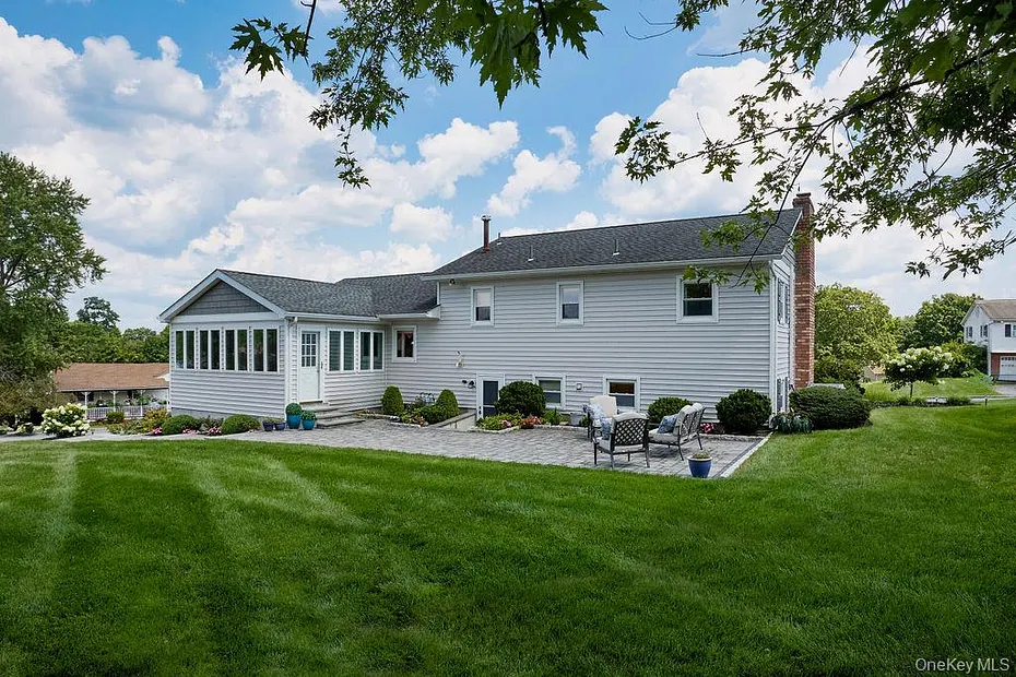 8 Carroll Drive Photo 3