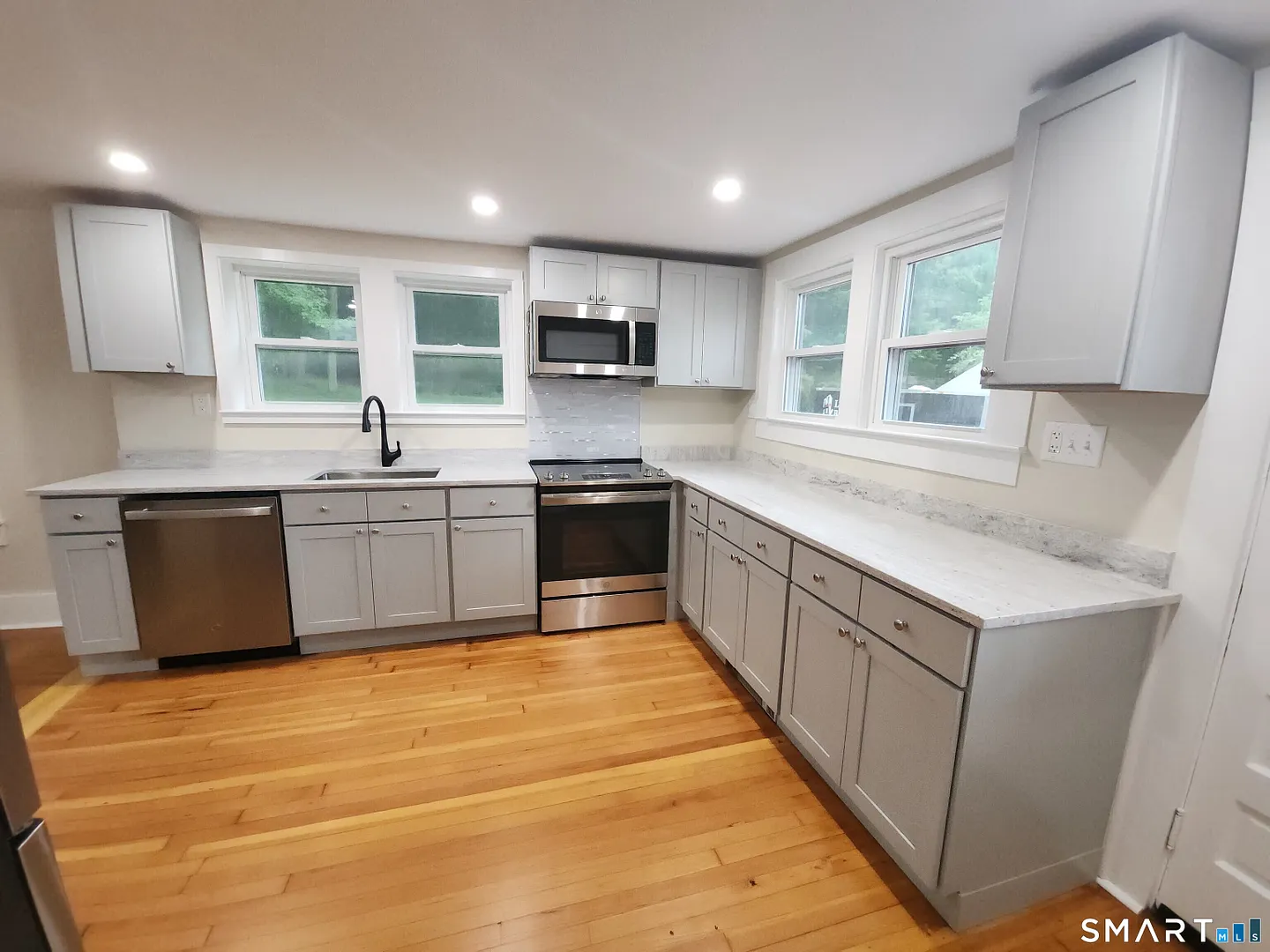 20 Hicksville Road Photo 2