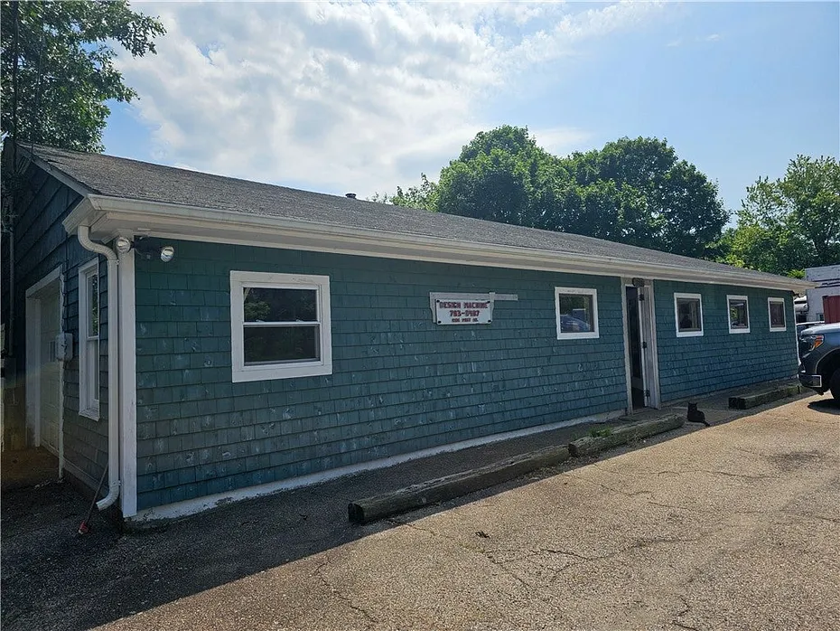 2196 Post Road Photo 3