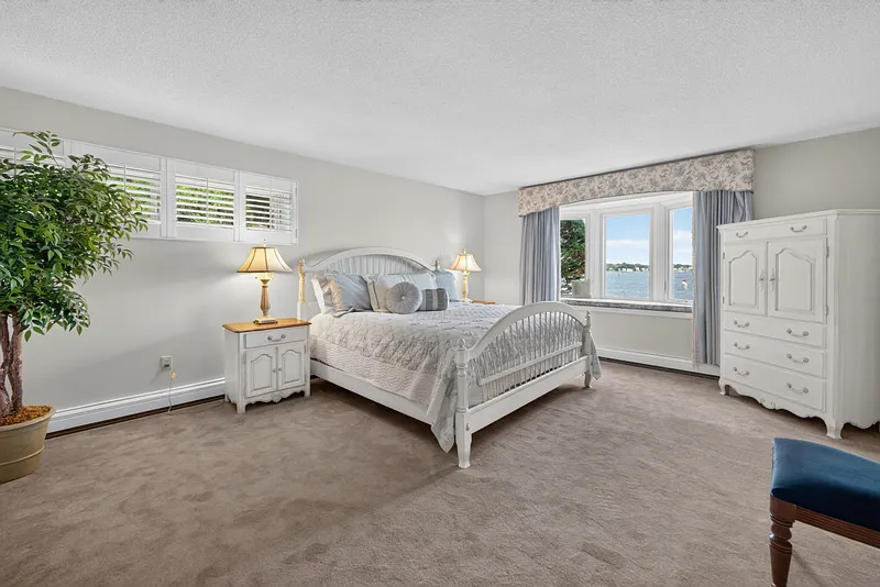 670 Pequot Avenue Photo 22