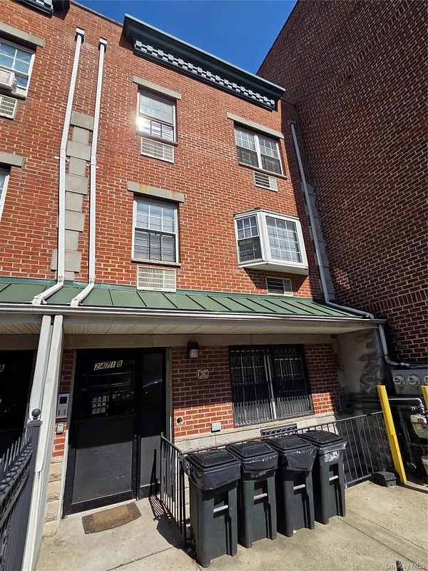 2471 B Crotona Avenue Photo 3
