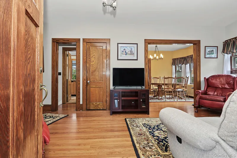 1118 Hudson Avenue Photo 3