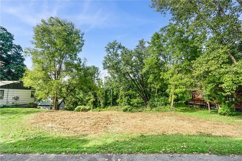 80 Midway Avenue Photo 15