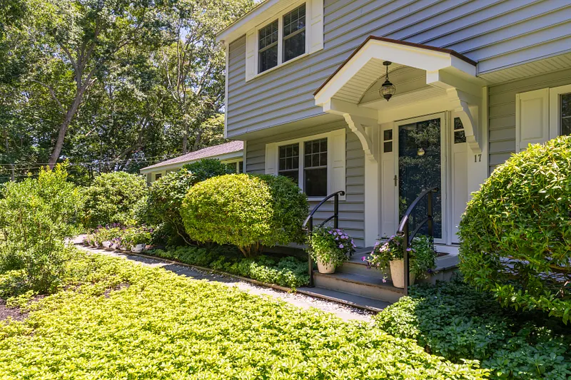 17 Oakridge Drive Photo 2