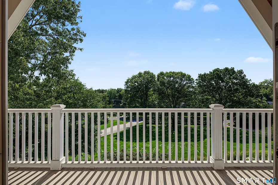 373 Boston Post Road Photo 22