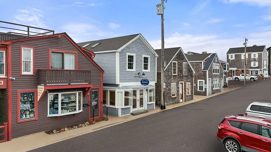 52 Bearskin Neck Photo 2