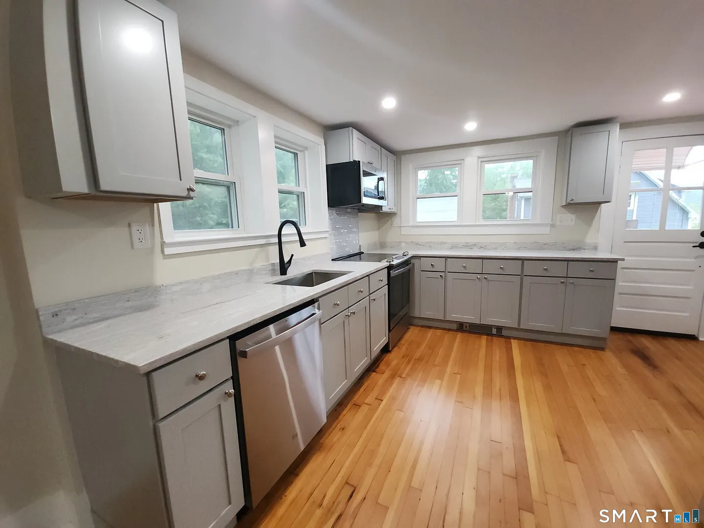 20 Hicksville Road Photo 3