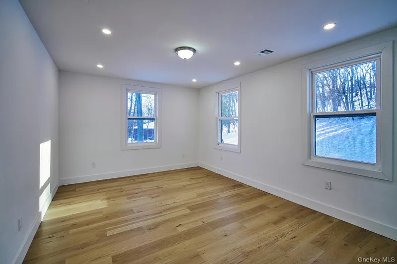 189 Mcnamara Road Photo 22