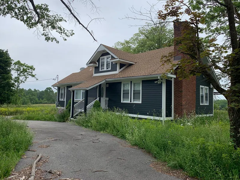 1091 Albany Post Road Photo 4
