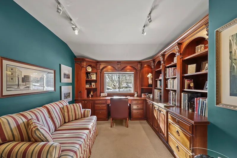 60 Churchill Crest Photo 18