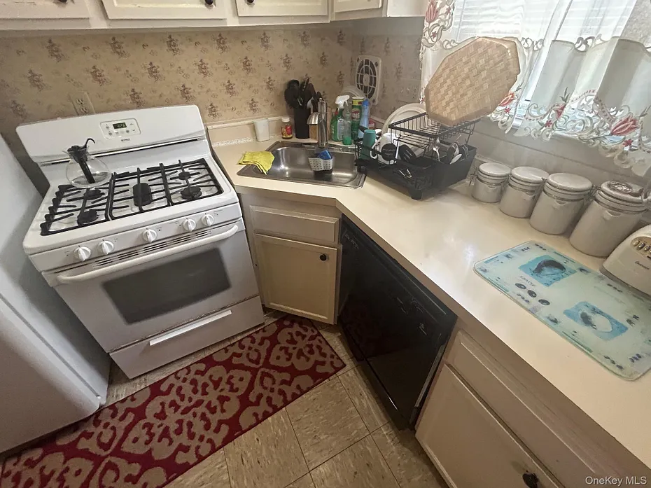 107 Sneden Place W #107 Photo 3
