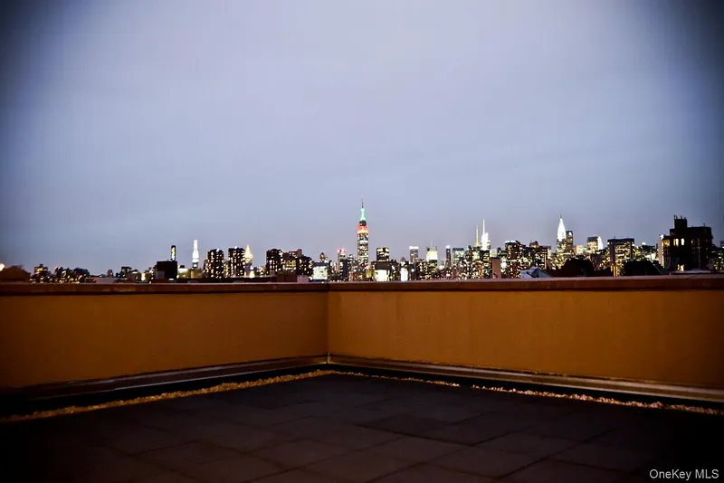114 Greenpoint Avenue Photo 26