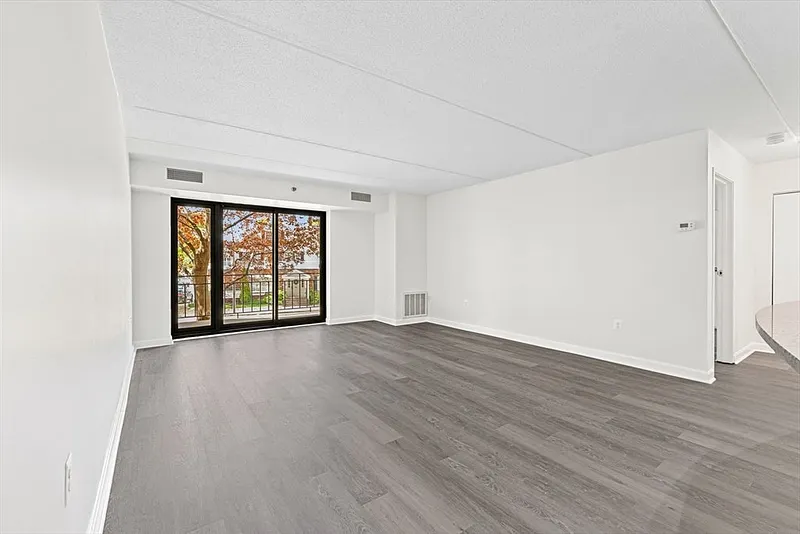275 Main St #403 Photo 7