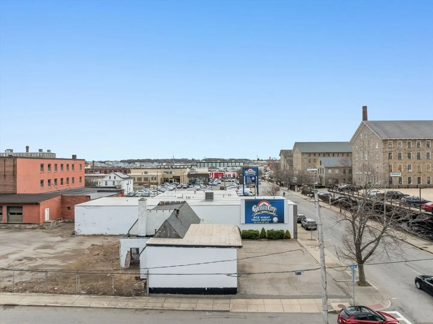 326 Pleasant St Photo 3