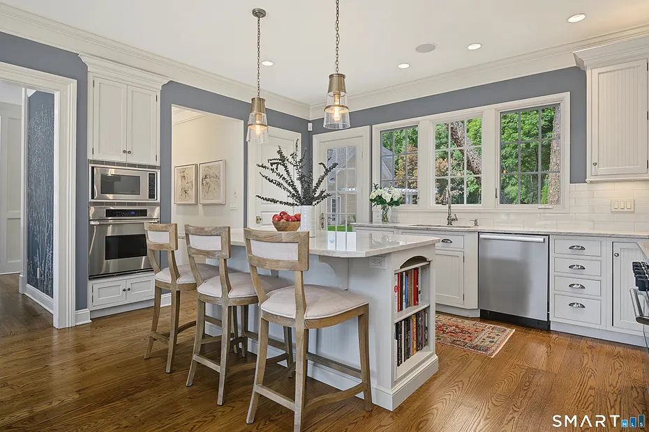 373 Boston Post Road Photo 14