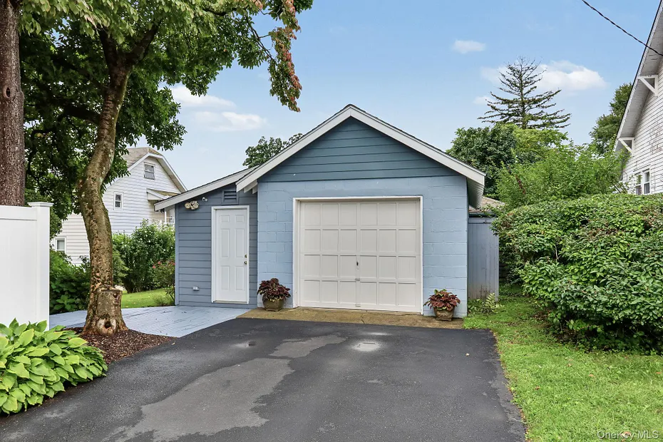 1118 Hudson Avenue Photo 25