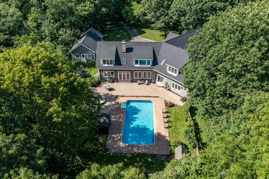 28 Drewbarrie Lane Photo 2