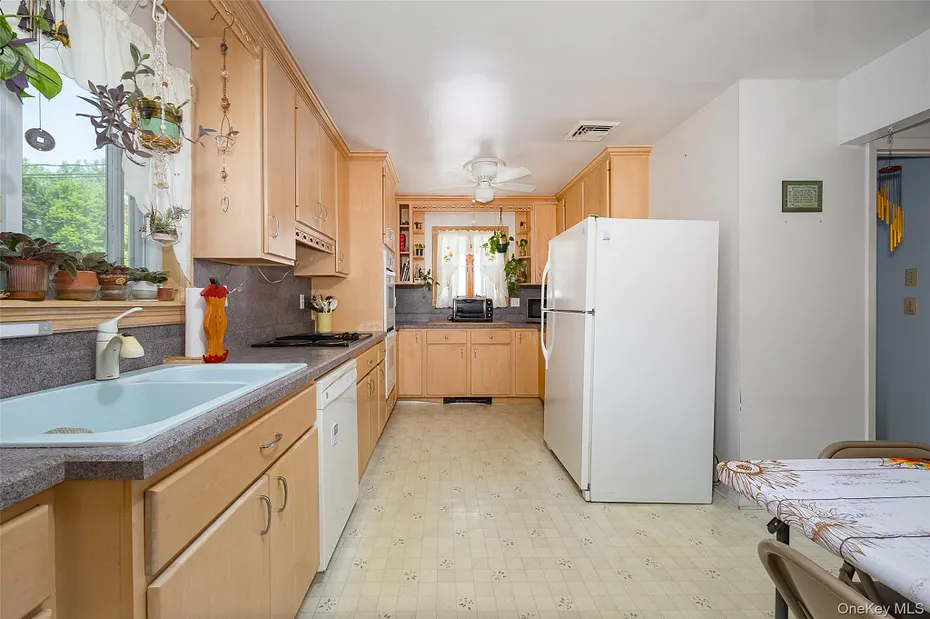 76 Phillips Street Photo 7