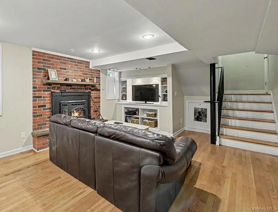 2 Edward Street Photo 14