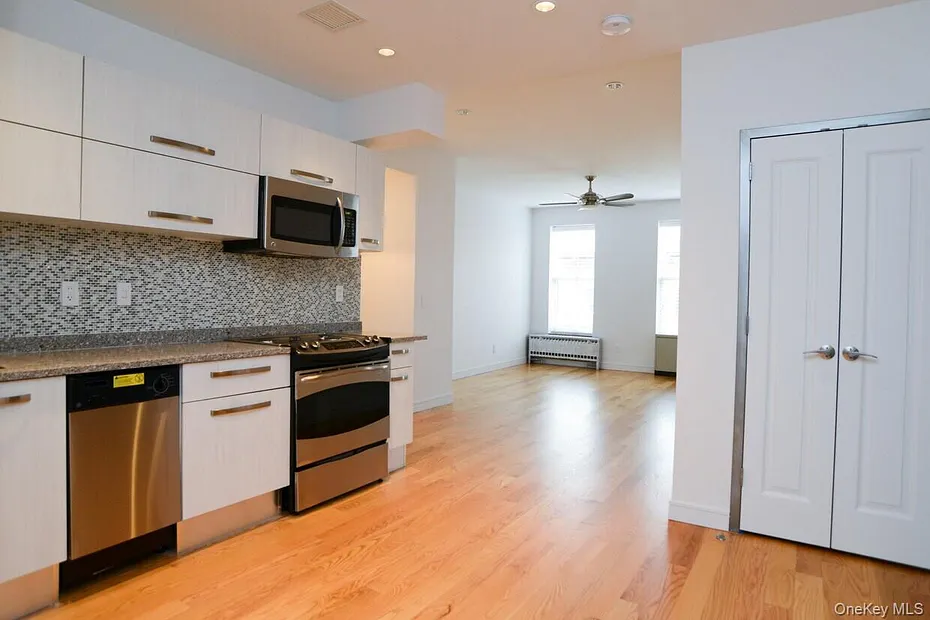 114 Greenpoint Avenue Photo 16