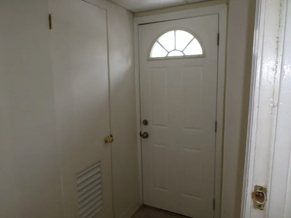 57 Bloomingdale St Photo 14