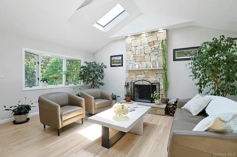 20 Robbins Road Photo 5