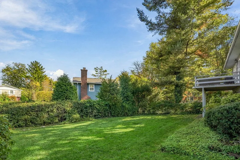 7 Frost Lane Photo 25