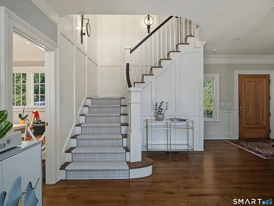373 Boston Post Road Photo 19