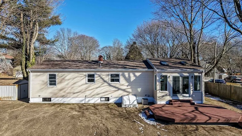 10 Saratoga St Photo 5