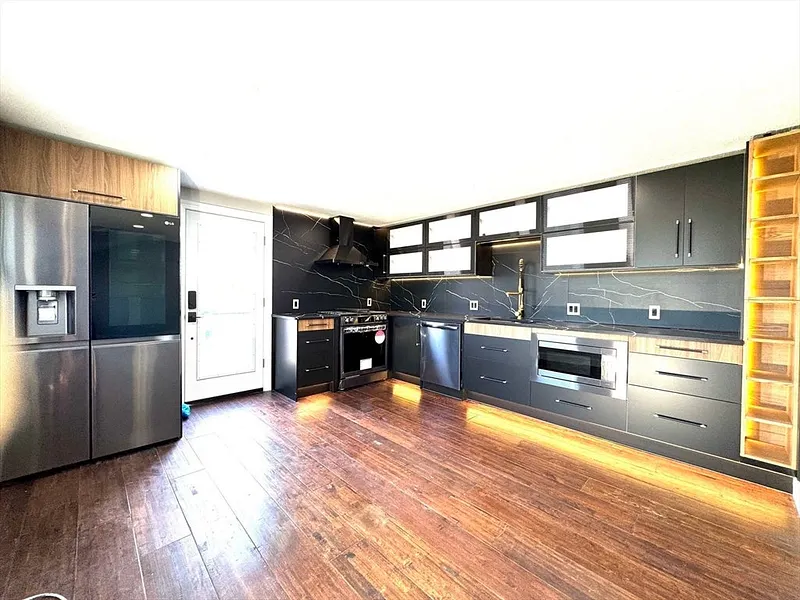 76 Foster St Photo 8