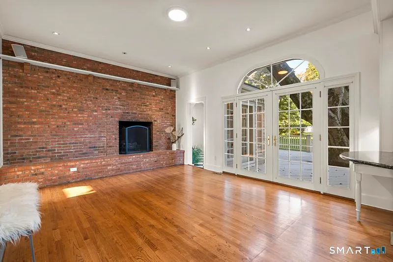 152 West River Street Photo 12