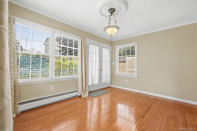 1069 Wolcott Avenue Photo 12