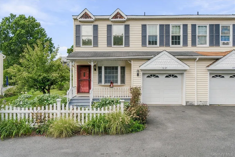 1069 Wolcott Avenue Photo 2