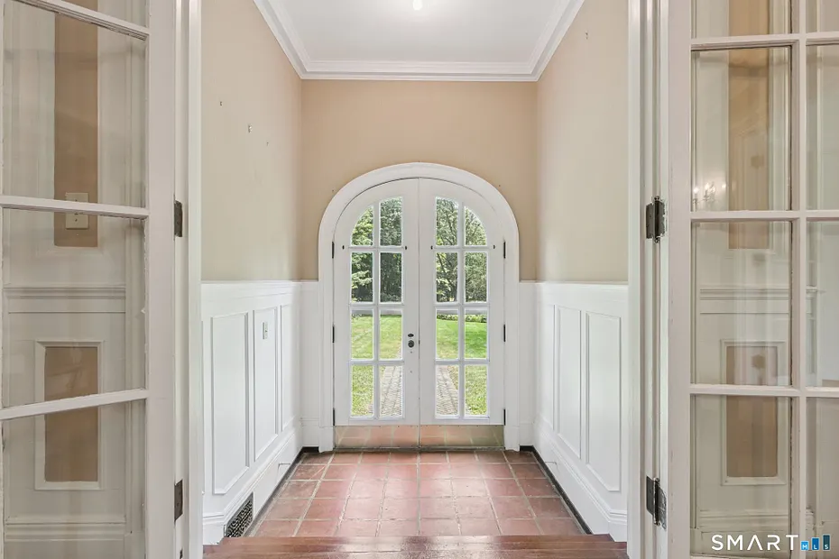 1056 Whitney Avenue Photo 3