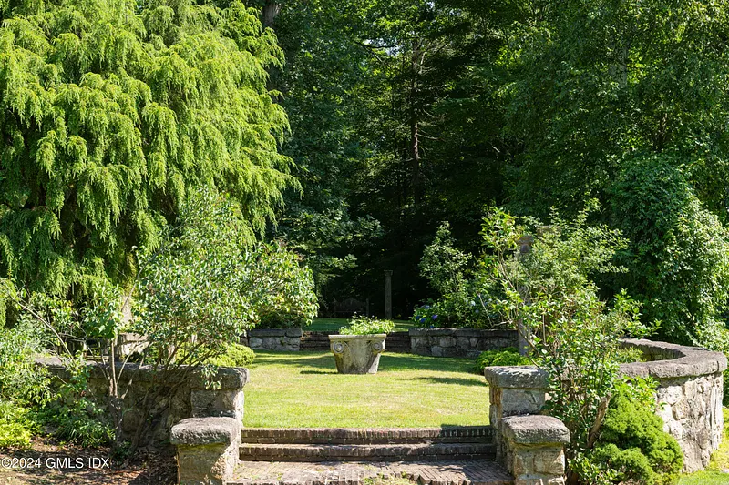 10 Cliffdale Road Photo 29